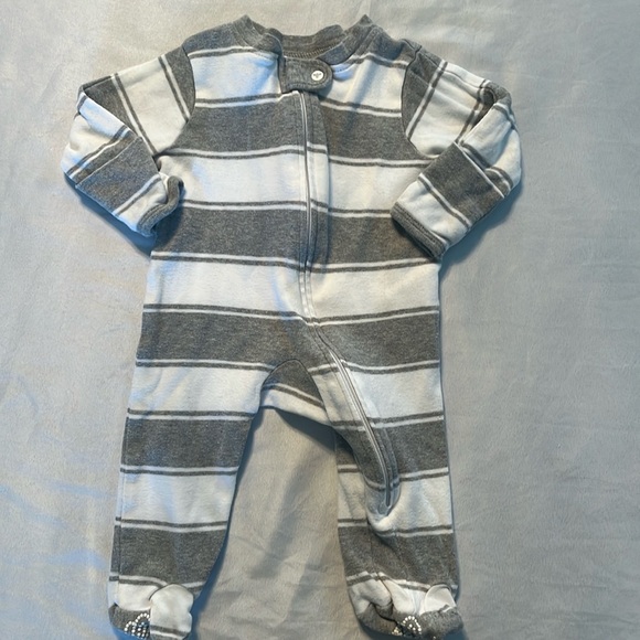Burt’s Bees Newborn onesie - Picture 1 of 6